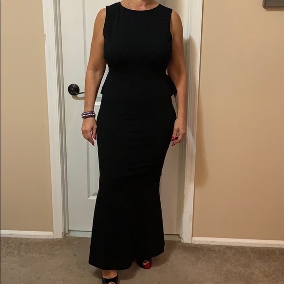 Black gown - Picture 2 of 3